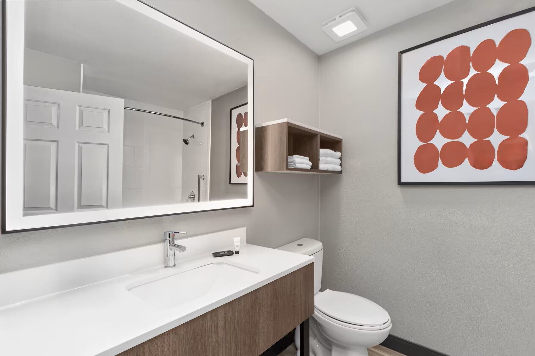 Combined shower/bathtub, free toiletries, hair dryer, towels