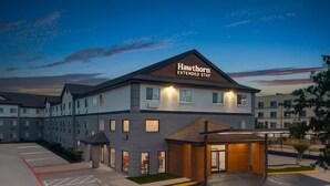 Un hotel de varios pisos con un letrero que dice 'Hawthorn Extended Stay'.