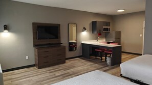 Studiosuite – deluxe, 2 queensize-senger, ikke-røyk | Skrivebord, skrivebord for bærbar PC og strykejern/-brett