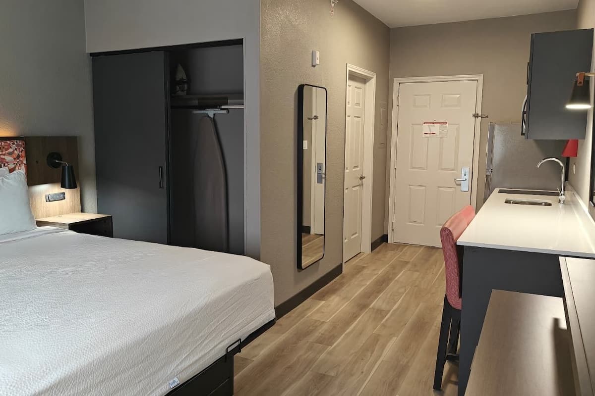 Deluxe Room, 1 King Bed, Non Smoking | Desk, laptop workspace, iron/ironing board, free WiFi