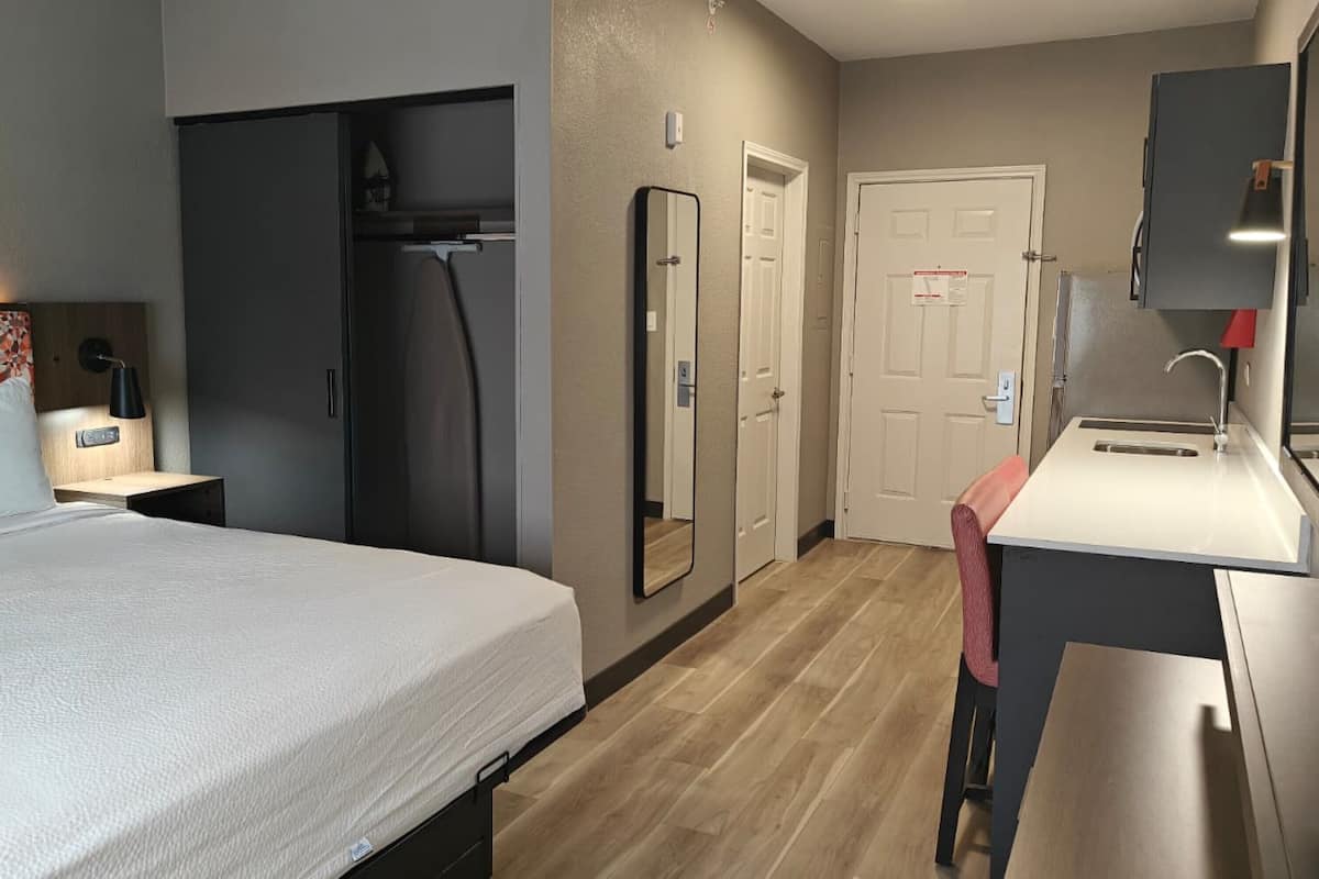 Desk, laptop workspace, iron/ironing board, free WiFi