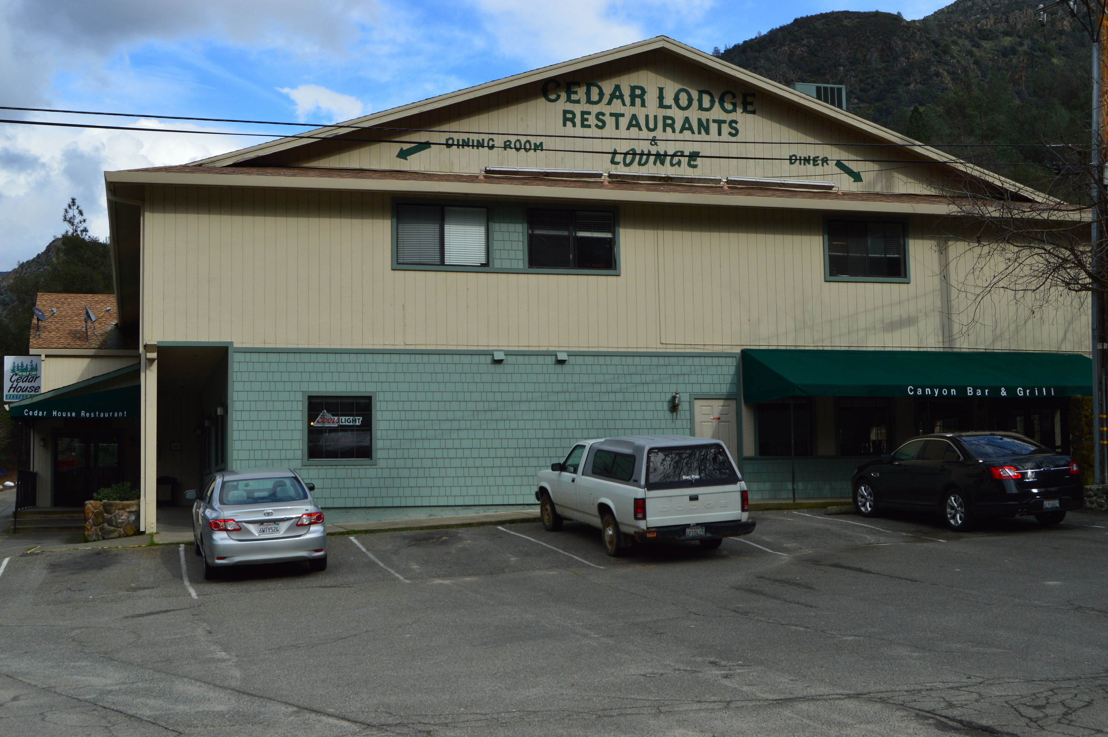 Le restaurant Cedar Lodge propose un espace repas, un salon et un comptoir.