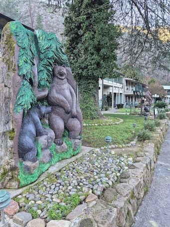 Fachada da propriedade. Cedar Lodge