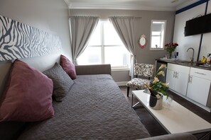 1 Bedroom Suite, 1 Queen and 1 sofa bed (trundle style) with 2 twin mattresses | Living area