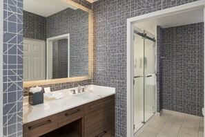 Ensemble baignoire-douche, articles de toilette (gratuits)