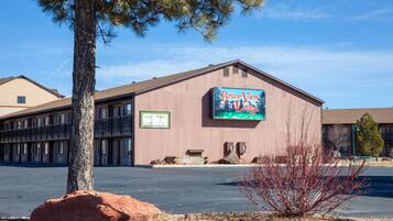 المنطقة المحيطة بالمنشأة