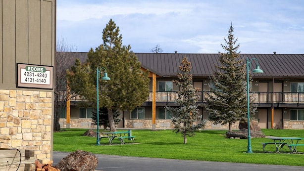 A building with a stone facade and a sign indicating room numbers 4231-4240 and 4131-4140.