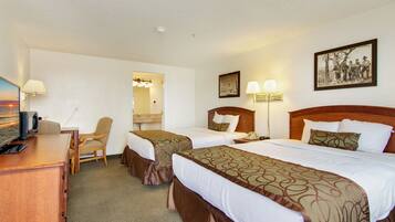 غرفة عادية - سريران كبيران | مكتب وستائر تعتيم وتجهيزات عازلة للصوت ومكواة/لوح كي