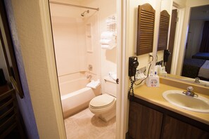 Rom – standard, 2 queensize-senger | Bad | Kombinert dusj/badekar, hårføner og håndklær