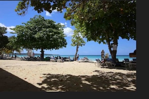 Am Strand, Liegestühle, Strandtücher, Massagen am Strand