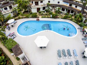 2 outdoor pools, pool umbrellas, pool loungers - CocoLaPalm Seaside Resort (Negril)