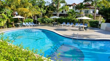 2 piscinas al aire libre, sombrillas, tumbonas