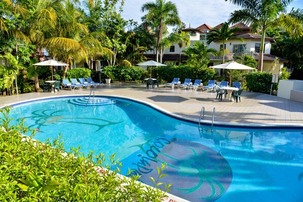 2 piscines extérieures, parasols, chaises longues