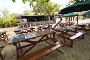 Outdoor dining - CocoLaPalm Seaside Resort (Negril)