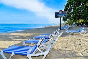 On the beach, sun loungers, beach towels, beach massages - CocoLaPalm Seaside Resort (Negril)