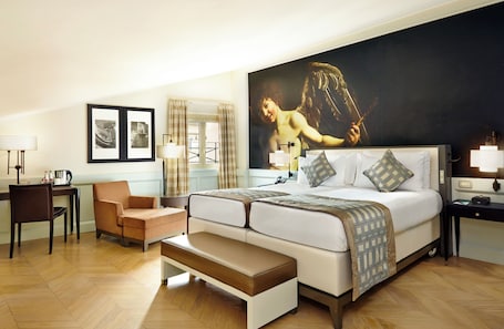 Ropa de cama de alta calidad, cubrecamas y minibar