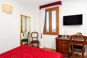 Habitación Confort con 1 cama doble o 2 individuales | Edredones de plumas, minibar, caja fuerte y escritorio