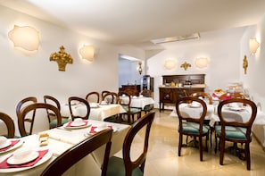 Desayuno buffet todos los días (con cargo)
