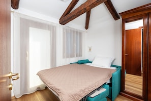 Quarto triplo clássico | Edredons de pluma, frigobar, cofres nos quartos, escrivaninha