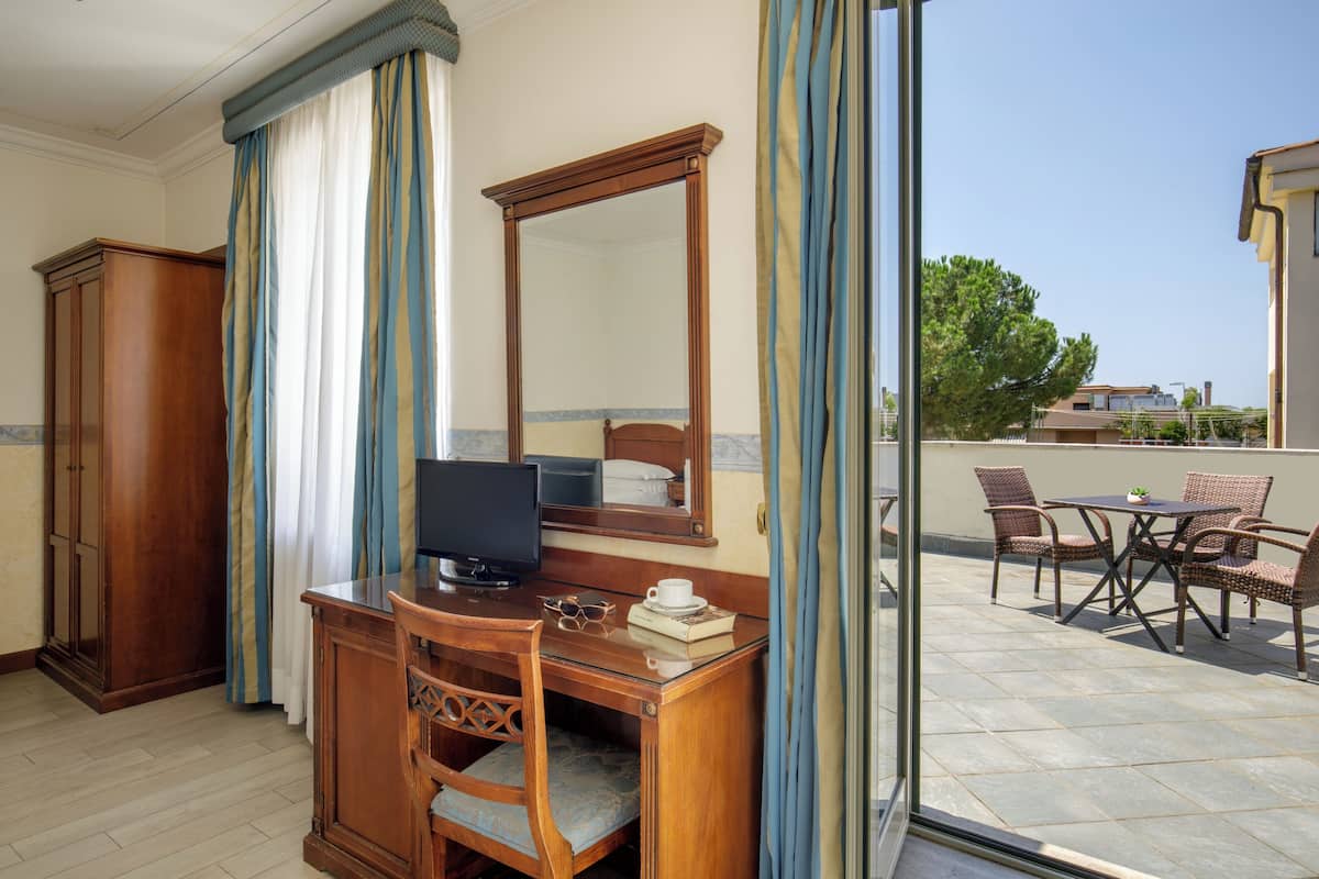 Camera tripla | 1 camera, materassi in memory foam, minibar, una cassaforte in camera