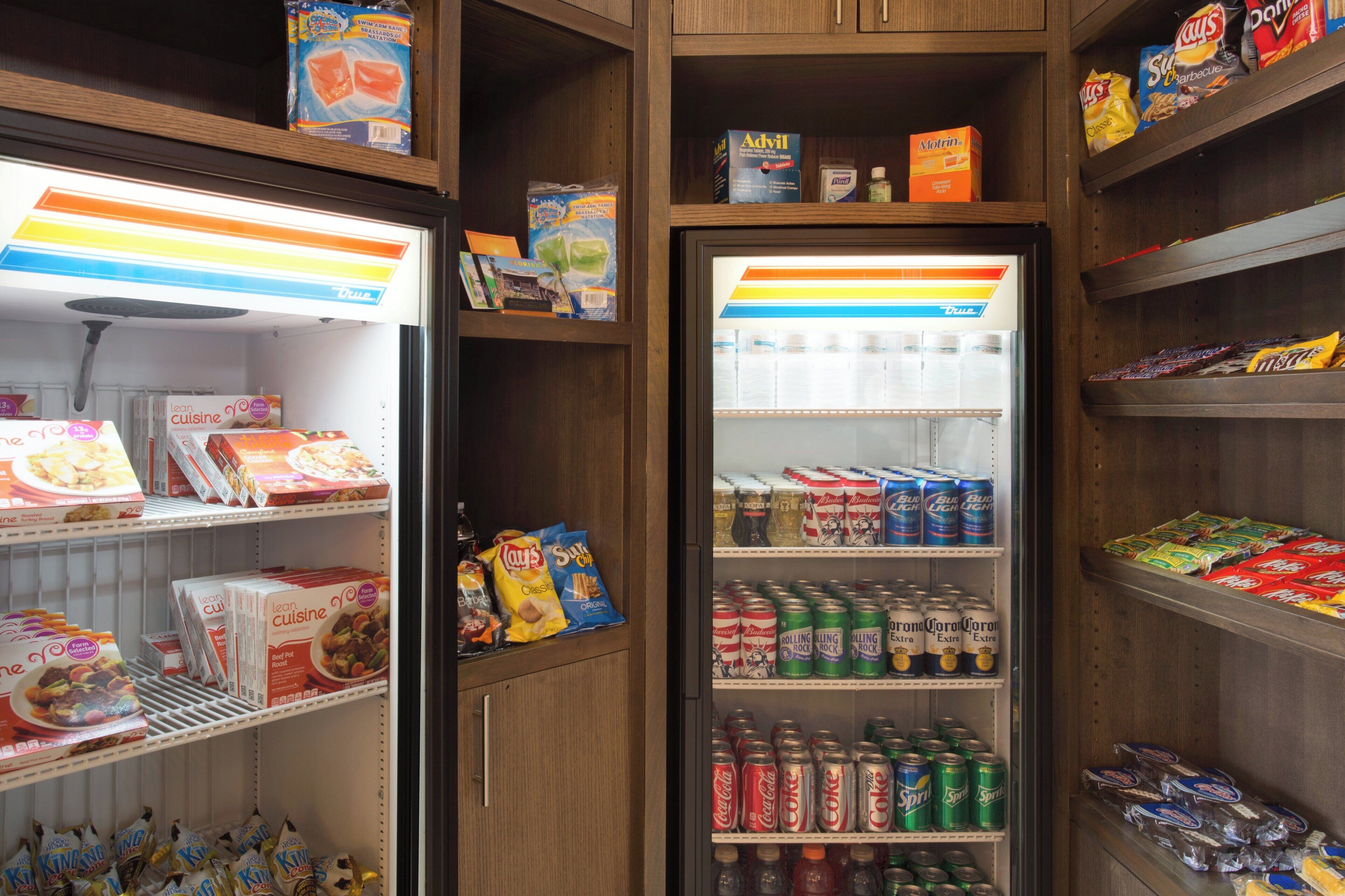 Un présentoir réfrigéré contenant divers produits alimentaires et boissons.