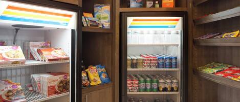 Un présentoir réfrigéré contenant divers produits alimentaires et boissons.