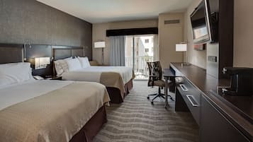 Phòng Tiêu chuẩn, 2 giường cỡ queen, ban công, quang cảnh hồ bơi | 1 phòng ngủ, trang trí khác biệt