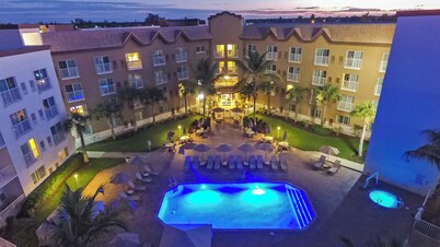 Holiday Inn Express & Suites Naples Downtown - 5th Avenue by IHG