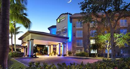 Holiday Inn Express Hotel Naples Downtown - 5th Avenue