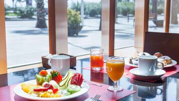 Serveert ontbijt, lunch, diner, Mediterrane gerechten