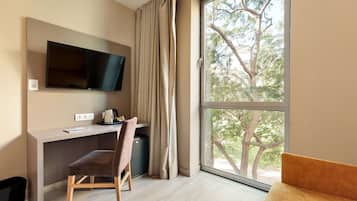 Quarto casal empresarial, 2 camas de solteiro, vista para o jardim | Cofres nos quartos, escrivaninha, cortinas blackout