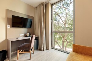 Quarto casal empresarial, 2 camas de solteiro, vista para o jardim | Cofres nos quartos, escrivaninha, cortinas blackout