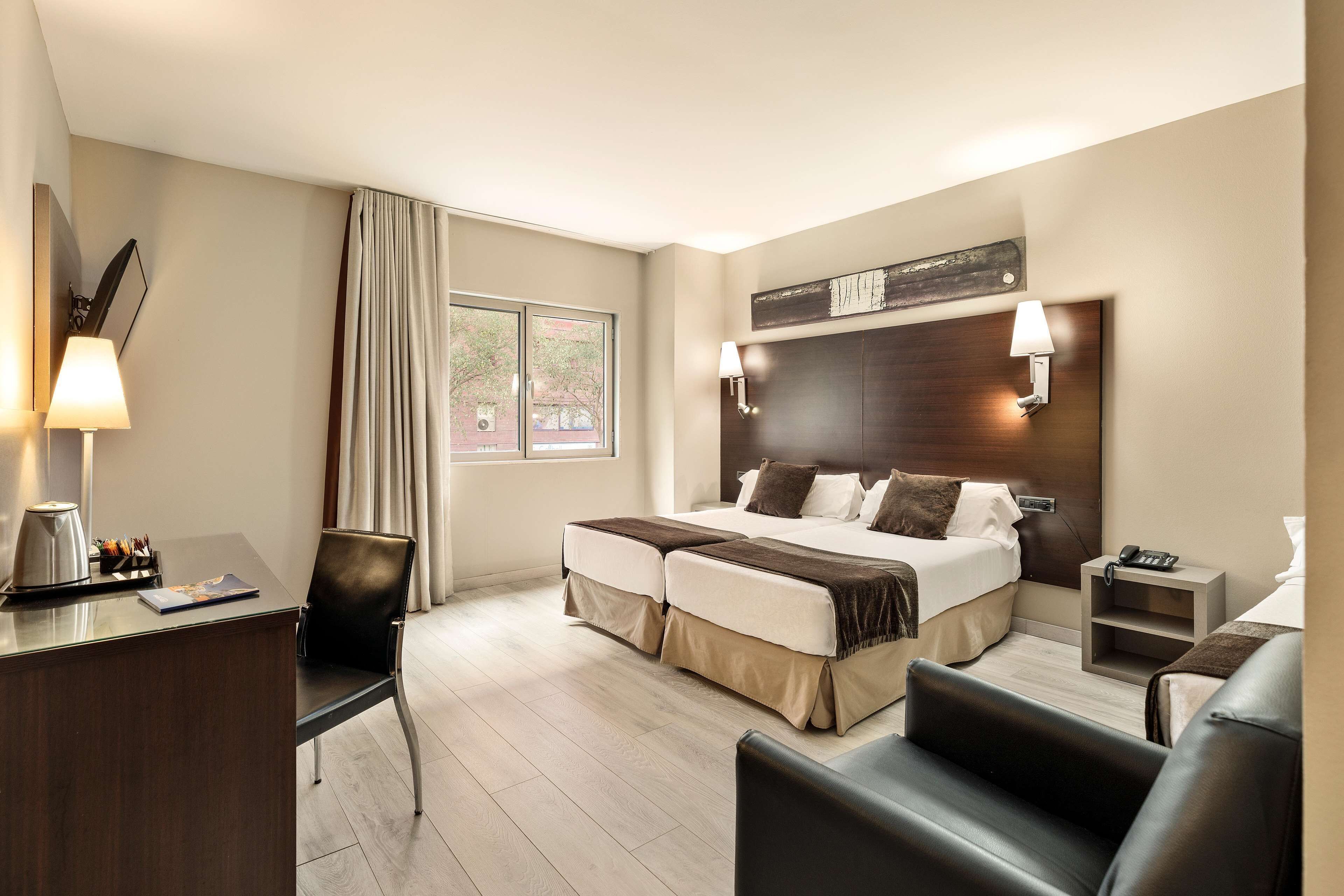 خزنة داخل الغرفة ومكتب وستائر تعتيم وتجهيزات عازلة للصوت