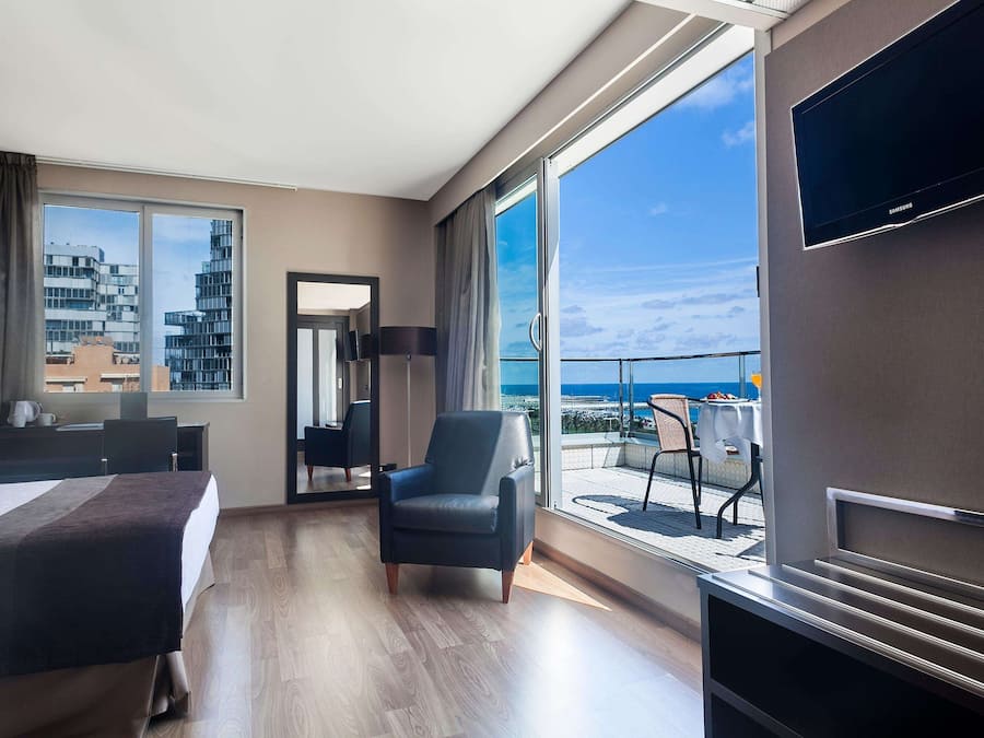 Peti besi dalam bilik, meja, langsir/tirai gelap terus, kalis bunyi