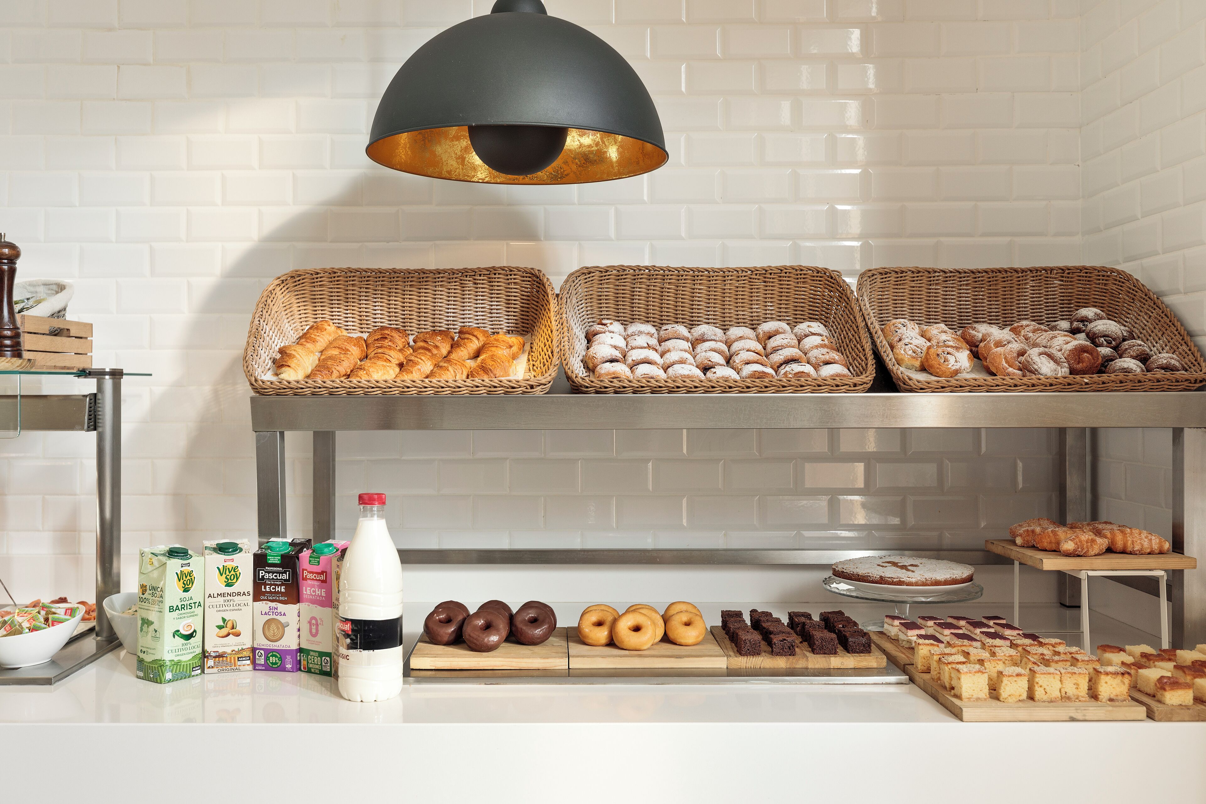 بوفيه فطور يوميًا بتكلفة قدرها (12 EUR للشخص)