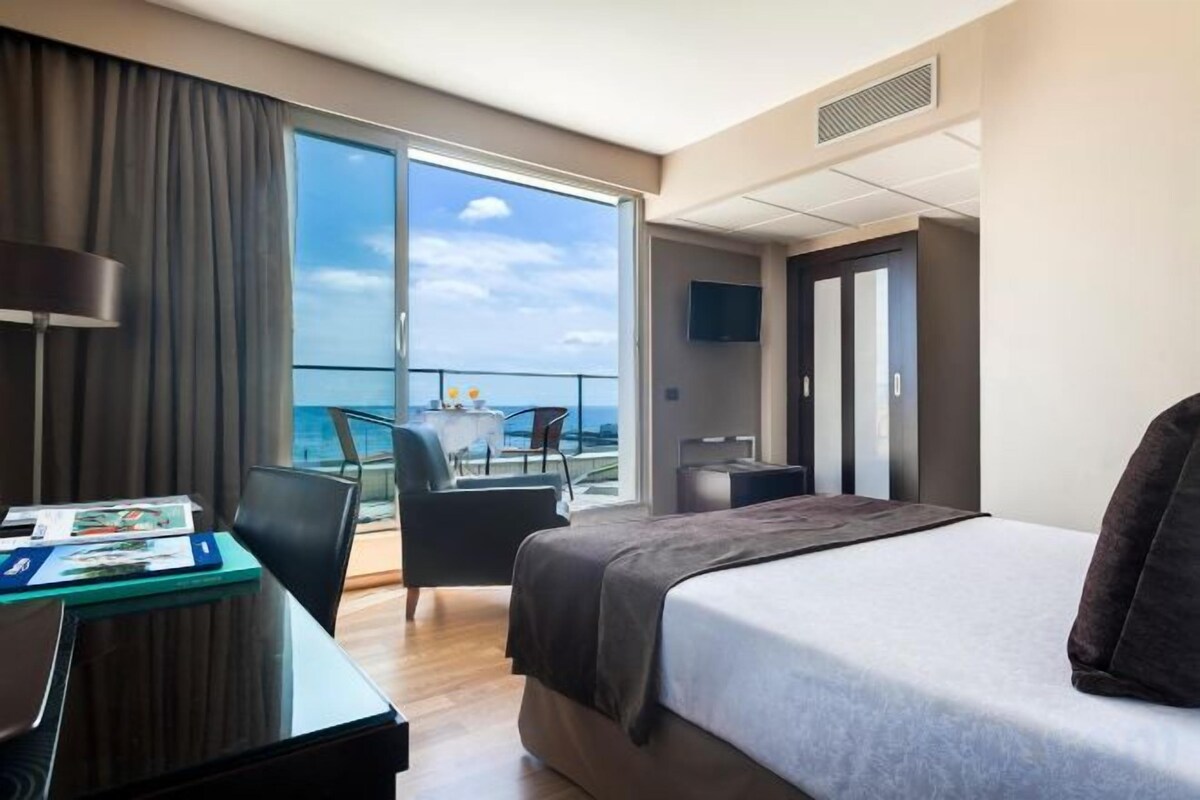 In-room safe, desk, blackout drapes, soundproofing