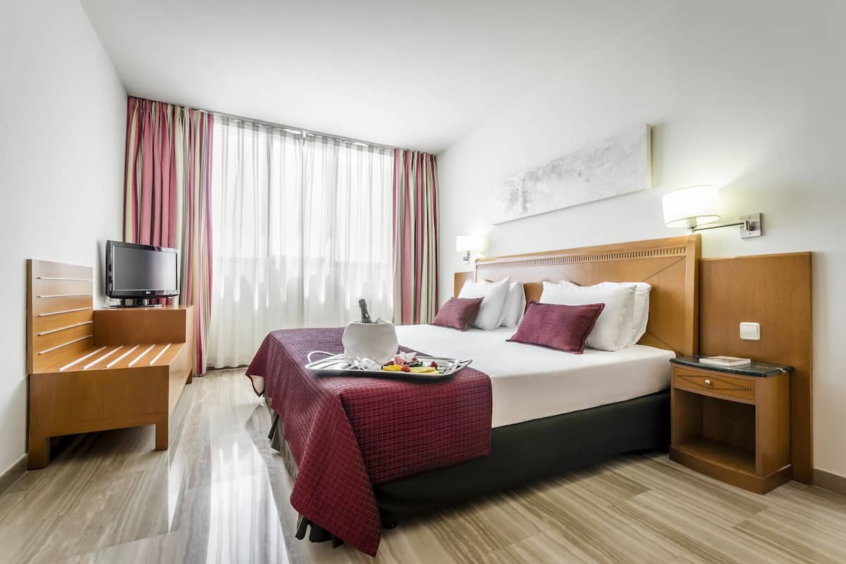 suite, 1 king bed | 1 bedroom, minibar, in-room safe, desk