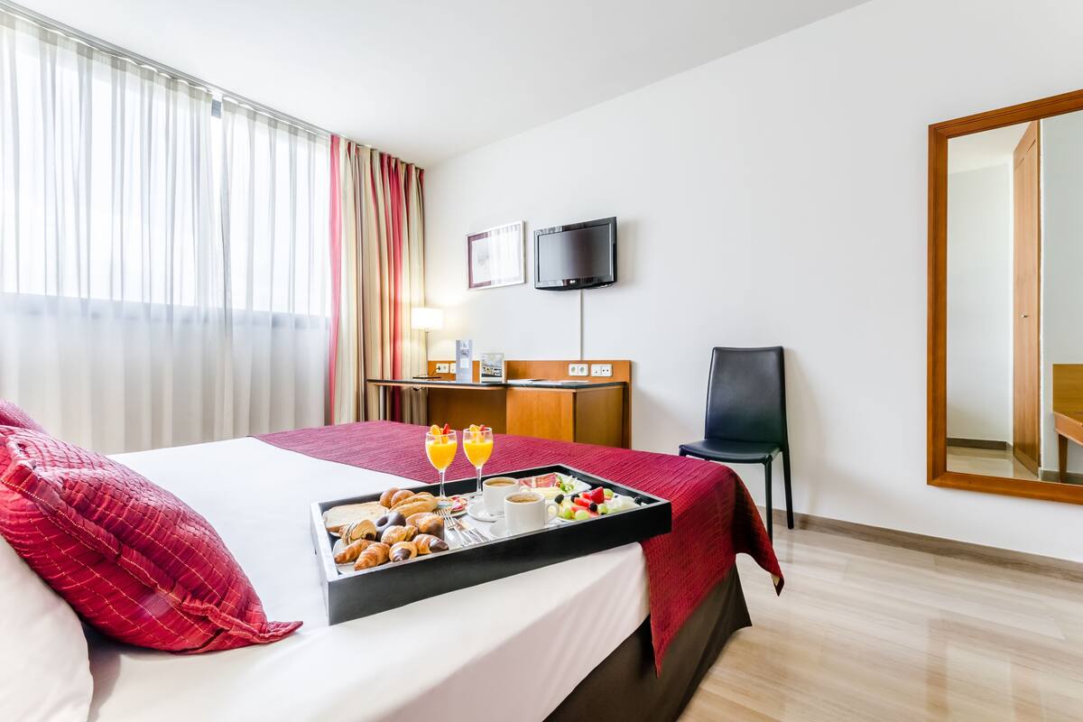 standard double room | 1 bedroom, minibar, in-room safe, desk