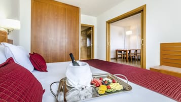1 chambre, minibar, coffres-forts dans les chambres, bureau