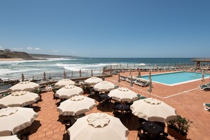 Swim-up bar