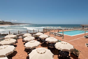 Swim-up bar