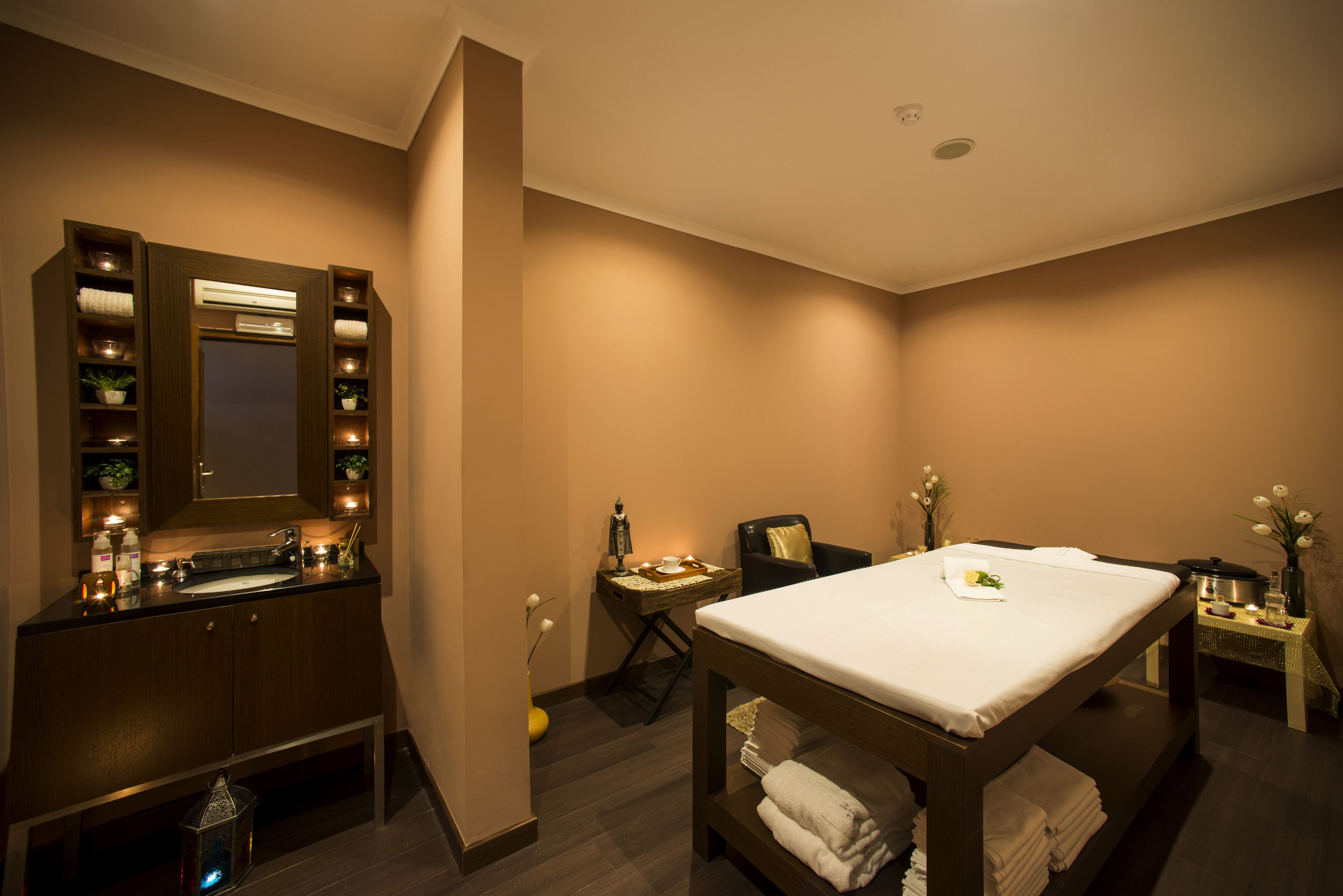 sauna, steam room, 3 treatment rooms, massages