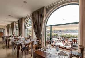 Breakfast, lunch, dinner served; sea views