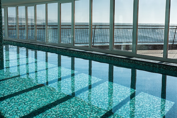 Una piscina cubierta, una piscina al aire libre