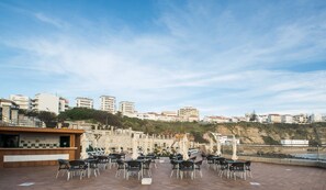 Breakfast, lunch, dinner served; sea views 