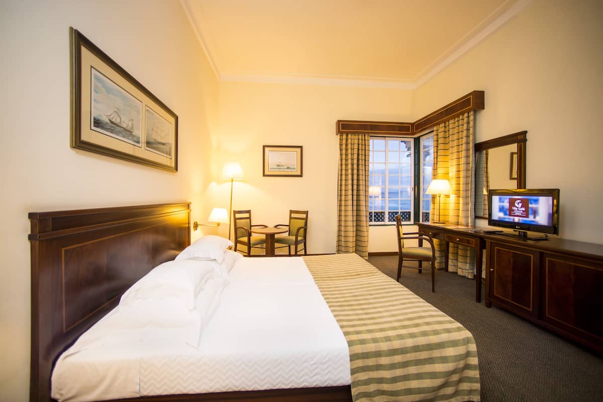 Minibar, bureau, rideaux dâobscurcissement, systĂšme dâinsonorisation
