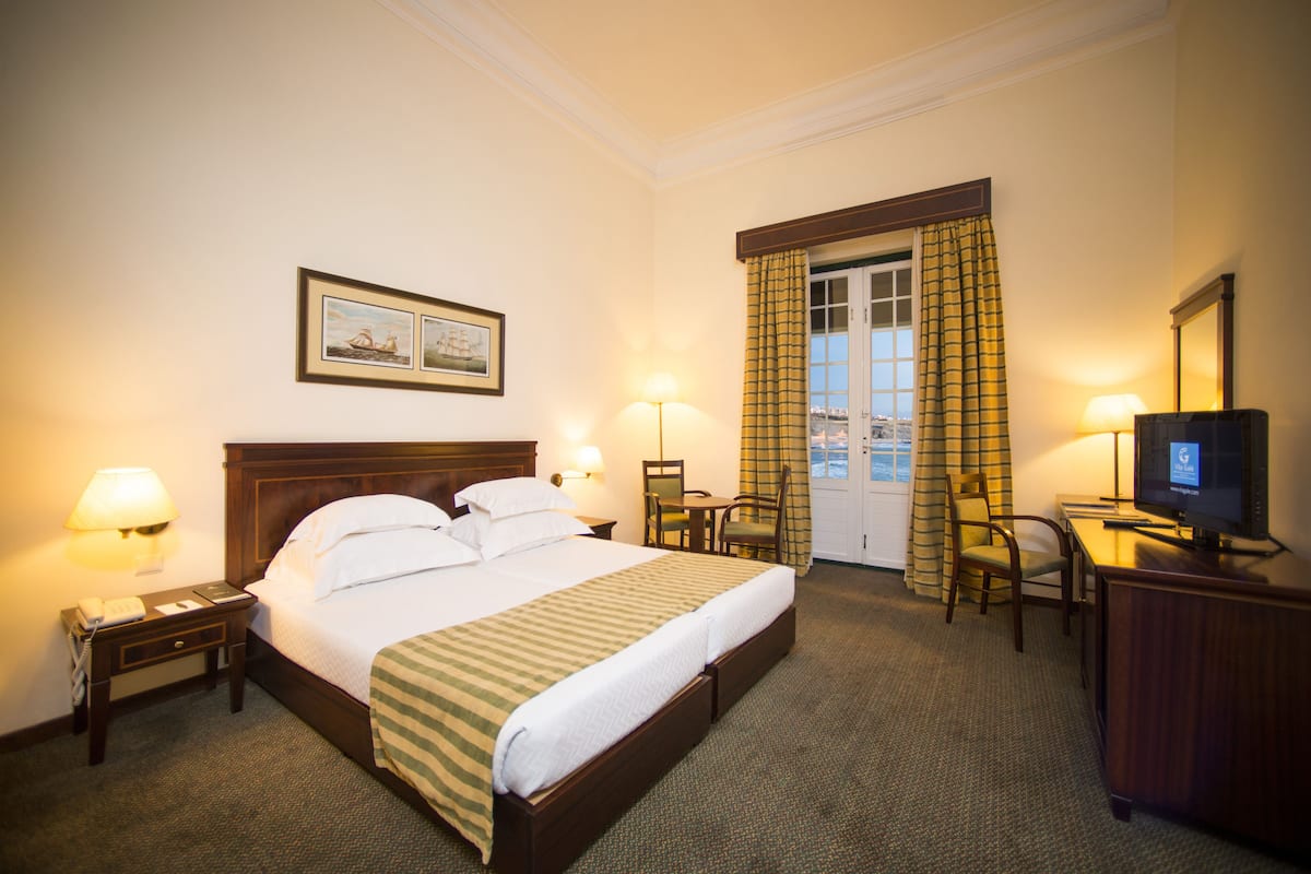 Minibar, bureau, rideaux dâobscurcissement, systĂšme dâinsonorisation