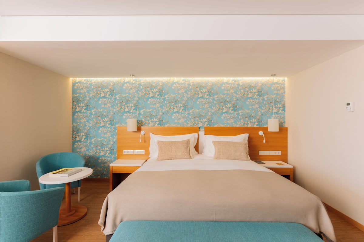 Minibar, coffres-forts dans les chambres, bureau, rideaux occultants