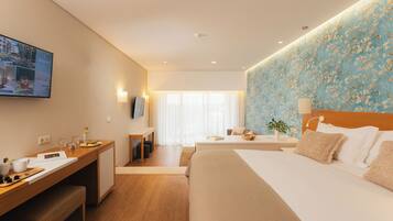 Minibar, safe på rommet, skrivebord og blendingsgardiner