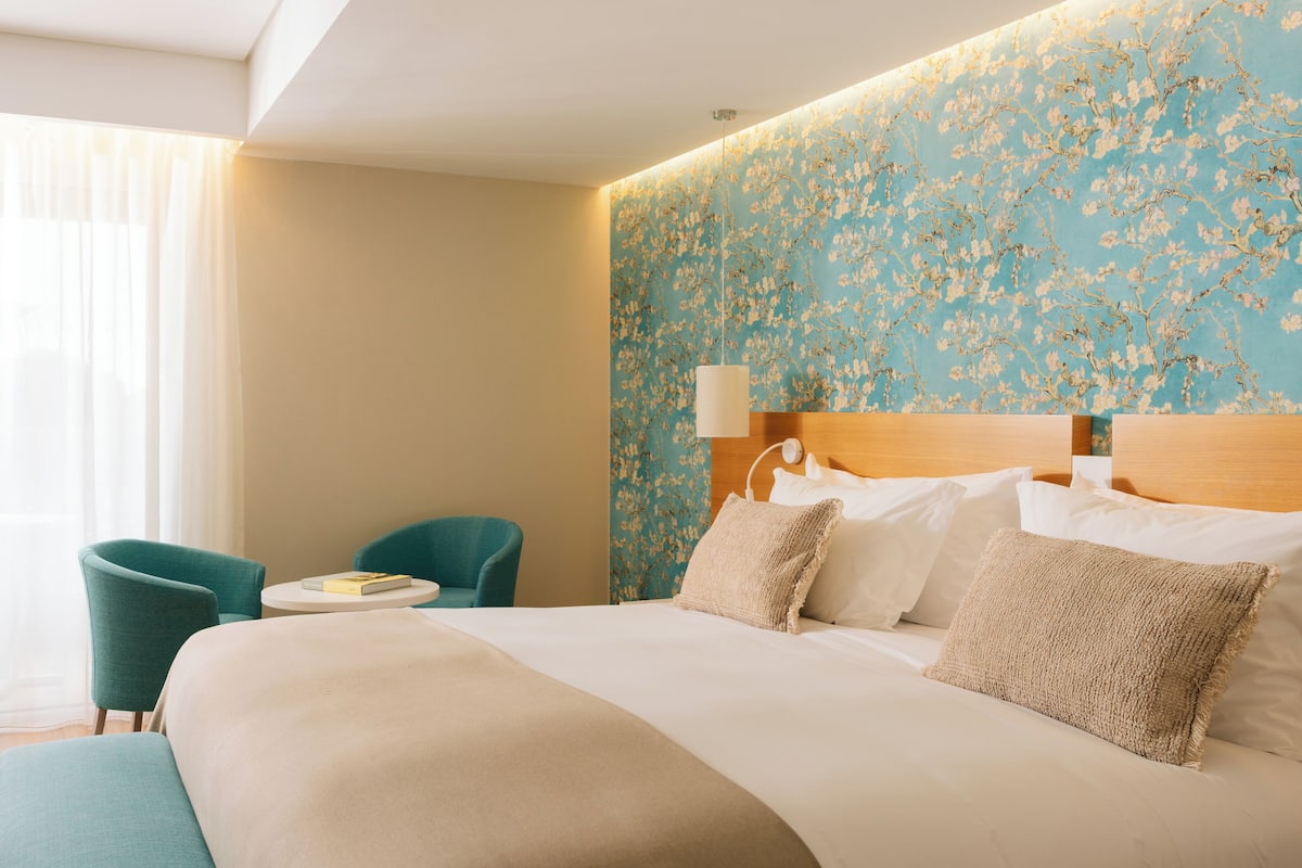 Minibar, caja de seguridad en la habitación y escritorio